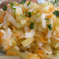 Surówka z ogórka kiszonego