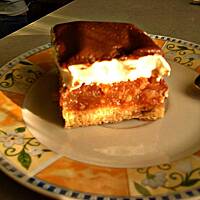 Atrakcyjna szarlotka z bitą śmietaną