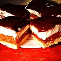 Atrakcyjna szarlotka z bitą śmietaną