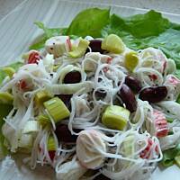 Sałatka z makaronem i paluszkami surimi