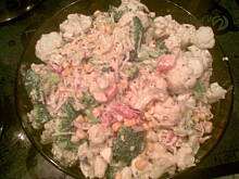 Fot. kaha87ha, pyszna sałatka brokułowo kalafiorowa z sosem czosnkowym