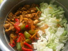 Fot. kasiul_a, Sałatka gyros z ogórkiem smażoną papryką i  cebulą kasiuli