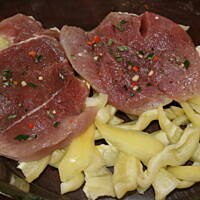 Polędwiczka zapiekana na papryce pod kremową kołderką kasiuli