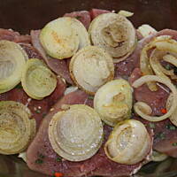 Polędwiczka zapiekana na papryce pod kremową kołderką kasiuli