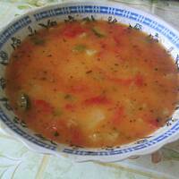 Czerwona zupa z cukinią lub marchwią