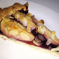 Tarta gruszkowo-wisniowa z migdalami