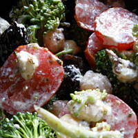 Sałatka brokułowa z fetą i ciecierzycą