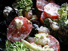 Fot. Keyti, Sałatka brokułowa z fetą i ciecierzycą