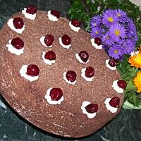 Czekoladowy tort z wiśniami