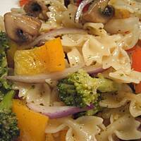 Salatka makaronowa bardzo kolorowa