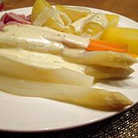 Szparagi z szynka i sosem holenderskim