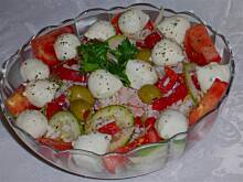 Fot. niebieska-różyczka, Sałatka z mozzarellą i polędwicą wg Różyczki
