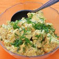 ziemniaczana  sałatka ze sledzikiem i marynowanymi grzybkami