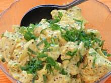 Fot. ciapeczka, ziemniaczana  sałatka ze sledzikiem i marynowanymi grzybkami