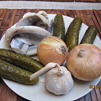 ziemniaczana  sałatka ze sledzikiem i marynowanymi grzybkami