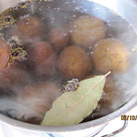 ziemniaczana  sałatka ze sledzikiem i marynowanymi grzybkami