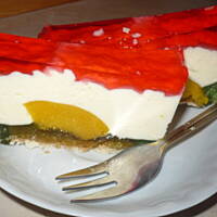 Śmietanowiec z galaretką i brzoskwiniami