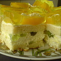 Biszkopt z brzoskwiniami