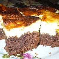 Sernik z brzoskwinią na czarnym spodzie