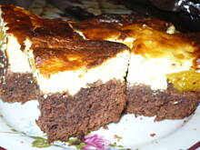 Fot. Aniutek, Sernik z brzoskwinią na czarnym spodzie