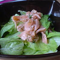 łosoś wędzony na salacie