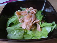 Fot. tratwa, łosoś wędzony na salacie