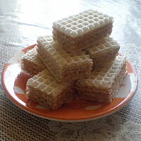 Przekładane kawowe wafelki