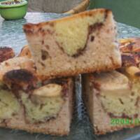 Dwukolorowe ciasto z owocami