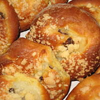 Bułeczki drożdżowe z budyniem i rodzynkami