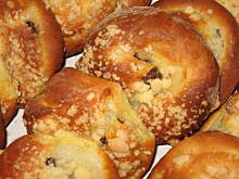 Fot. Mucha, Bułeczki drożdżowe z budyniem i rodzynkami