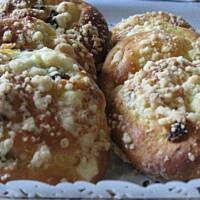 Bułeczki drożdżowe z budyniem i rodzynkami