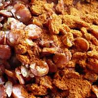 Sos pomidoorwo-kabanosowy