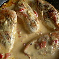 Kurczak w sosie serowo - paprykowym