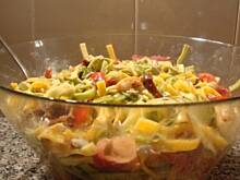 Fot. Rotell, Kolorowy makaron z mozarellą i pomidorami