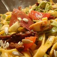 Kolorowy makaron z mozarellą i pomidorami