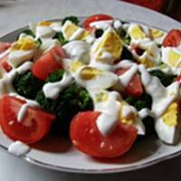 Sałatka z brokułem, pomidorem i jajkiem