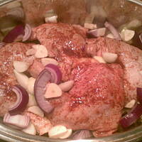 Udka z kurczaka z białym winem i cebulą