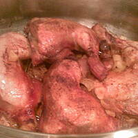 Udka z kurczaka z białym winem i cebulą