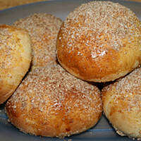 Bułeczki drożdżowe ze śliwkami