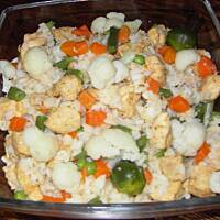 Potrawka z ryżem w sosie czosnkowym.