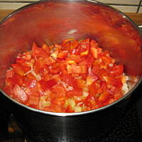 Klopsiki podpiekane w delikatnym sosie pomidorowym