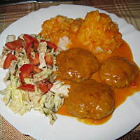 Klopsiki podpiekane w delikatnym sosie pomidorowym