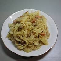 Tesia sprząta lodówke