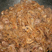 Wątrȯbka Drobiowa z Pieczarkami i Cebulą