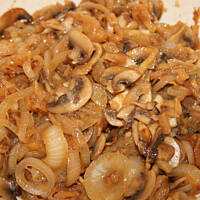 Wątrȯbka Drobiowa z Pieczarkami i Cebulą