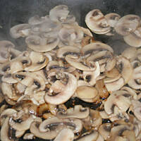 Wątrȯbka Drobiowa z Pieczarkami i Cebulą