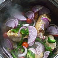 kurczak duszony w papryce i cebuli.