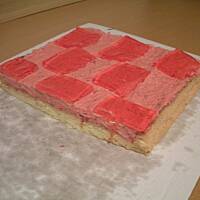 Biszkopt z musem truskawkowym