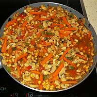 Kurczak curry z warzywami podawany z kuskus / ryżem