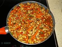 Fot. Phoenix, Kurczak curry z warzywami podawany z kuskus / ryżem